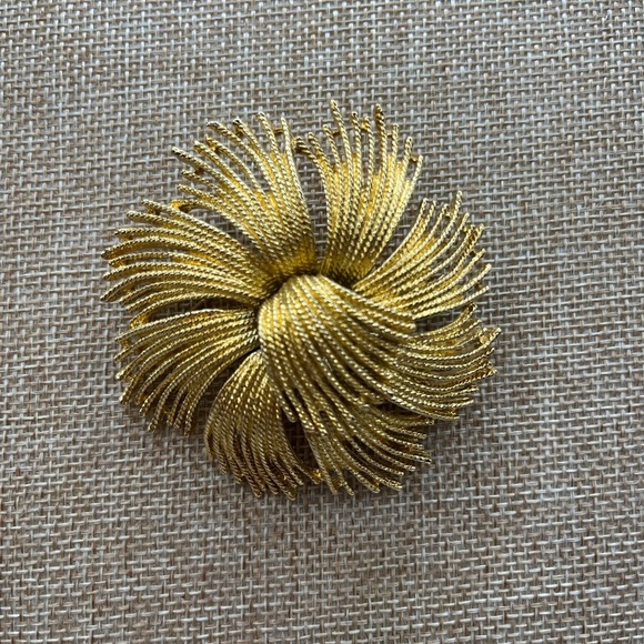 Monet Cordelia brooch, which was designed in 1963 by Leroy Miozzi Vintage Floral - Picture 4 of 11